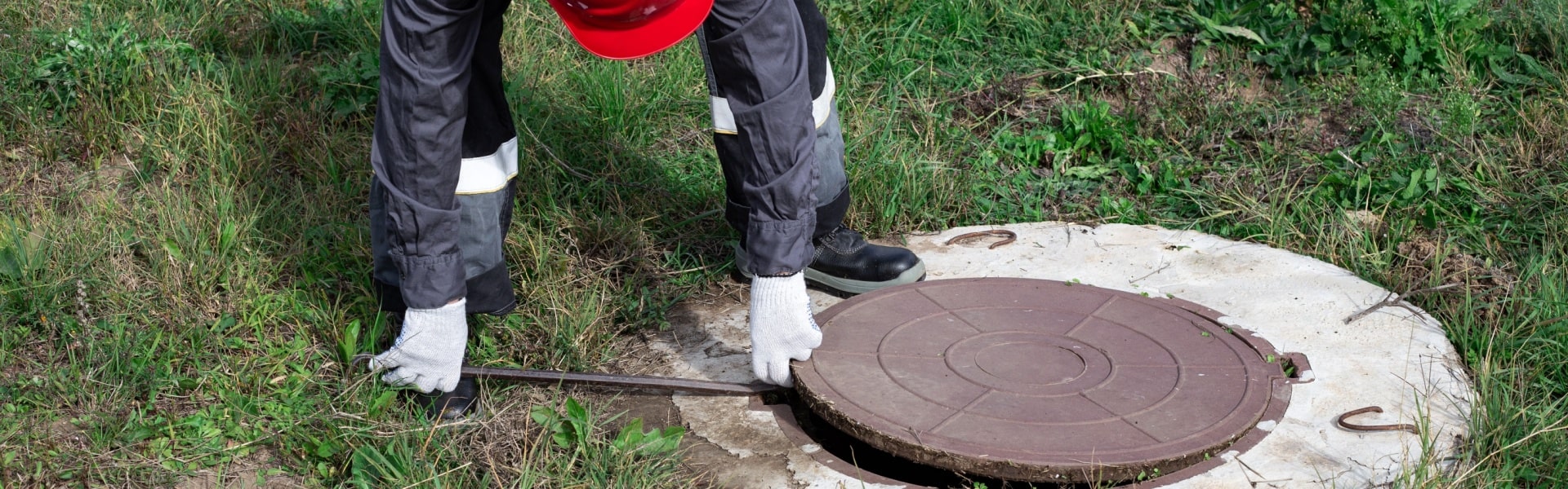 expert maintaining the septic tank